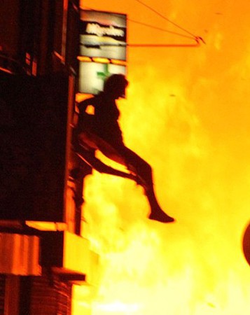 女子在大火中从6楼跳下 女子在大火中从6楼跳下
