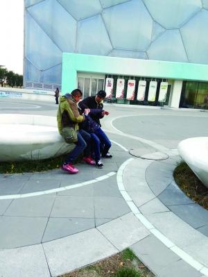 水立方旁“黑照相”强卖不成群殴小伙 官方回应