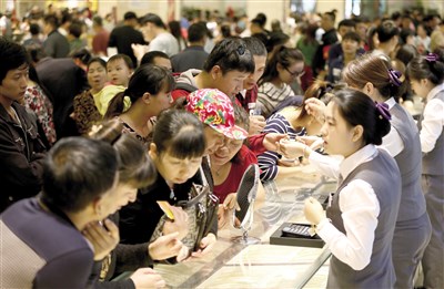 要禁止低价游、强制购物等旅游乱象发生，必须从根源上改变整个行业体系和薪酬规则 视觉中国图