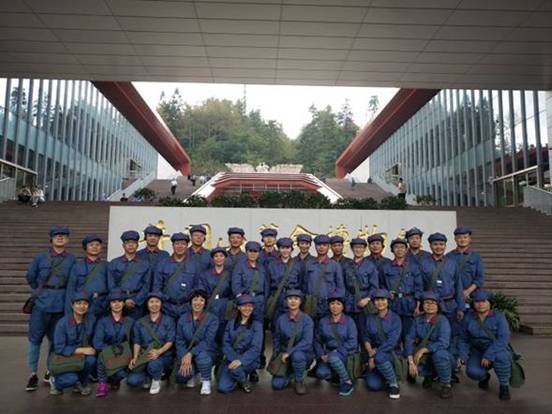 学员在井冈山革命博物馆前合影留念 学员在井冈山革命博物馆前合影留念