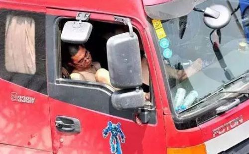 大巴司机打盹10分钟3 大巴司机打盹10分钟3