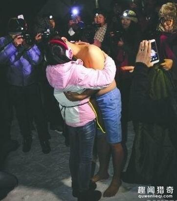 999盒保险套摆爱心告白 最奇葩求婚方式盘点