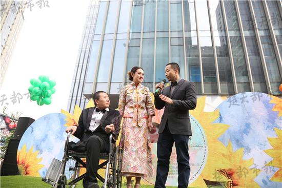 新郎和新娘都是来自东北的“85后”，去年在黄石相识相爱，今年2月领证结婚，打算5月办婚礼。不料一场突如其来的灾难，让男孩永远失去了右腿。女孩辞掉工作在医院七个多月陪护寸步不离。昨日，两人在医护人员的安排和见证下，举办了一场姗姗来迟的婚礼。