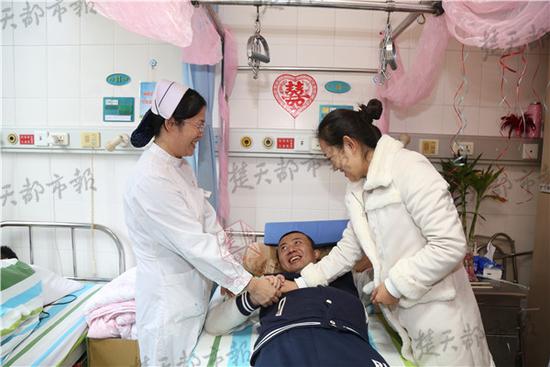 从一个1米85的帅小伙，成为一名失去右腿，只能靠轮椅生活的残疾人。脱离生命危险后的一个星期，遭受打击的李贵君变得消沉，常常坐在病床上沉默不语胡思乱想?！拔曳椿诹?，我们离婚吧，我不能拖累你?！崩罟缶爬?，对守在病床边的荣畅小声说。