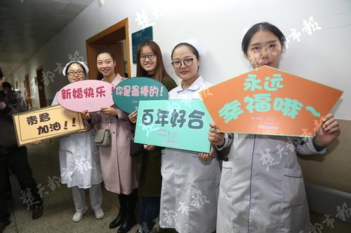 10月27日，荣畅第一次穿上了一身白纱，和李贵君在病房里拍摄婚纱照。从上午一直拍到晚上。两人不约而同的表示，这是半年多来最开心的一天。