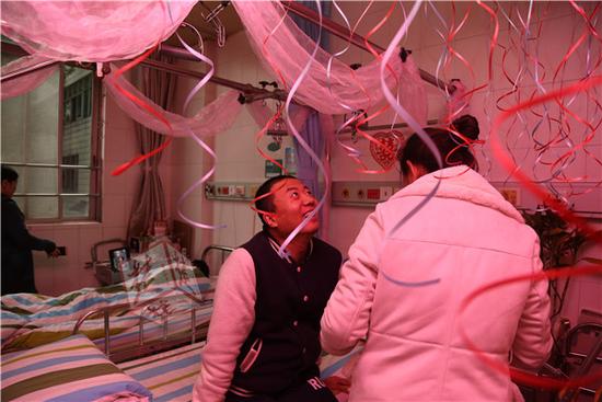 前天晚上，护士们就在李贵君的病房张灯结彩，大红的“囍”字，五颜六色的气球，让冰冷的病房里充满了暖意。李贵君兴奋得一夜未眠。昨天早上八点多，乘坐医院专门安排的婚车大巴驶向酒店迎接新娘，随行的还有四名高学历的伴郎团——来自医院骨科的四名博士生。