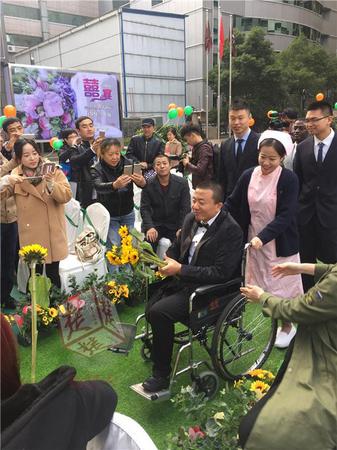 除了亲友和医护人员，病区十余位病友也送来祝福。医院骨科的病友，曾经跟随“小苹果”节奏在病床上起舞，感动千万网友的双腿截肢男孩小海峰（本报曾报道），也通过视频向他们表达祝福：“叔叔阿姨你们一定要有信心，我和妈妈一起祝你们新婚快乐，永远幸福！”