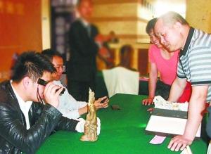 古玩商家识别古玩真假的知识要领，都是经过各自多年买卖实践中无数次赔钱、上当、卖亏学出来的。这些识别古玩的经验要领，是商人赖以生存的基本条件和保障。有了知识眼力便有了经济收益。因而识别真伪（鉴定）的技能，都不外传。多年来有很多收藏爱好者，力求寻找古玩真知，但是由于学习方法和路径不正确，因此仍然找不到古玩真伪的正确答案。