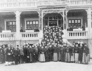 1924年12月4日中午，孙中山与欢迎者在天津张园。