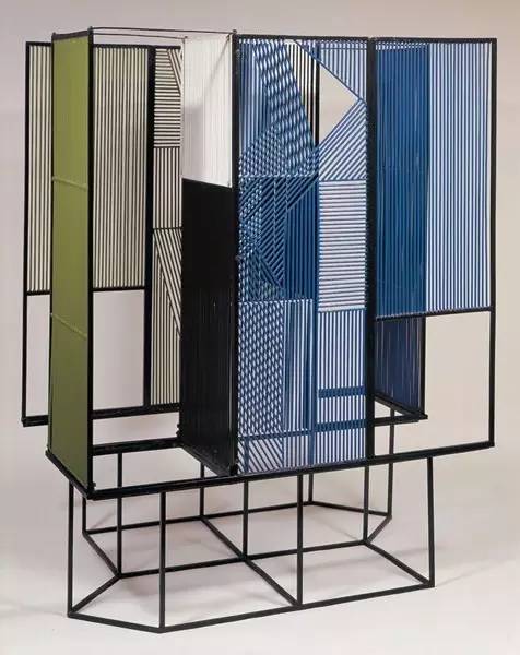 　　《可渗透前（Pre-penetrable）》，杰塞斯?拉斐尔?索托（JesúsRafael Soto），钢铁上喷漆，1957年