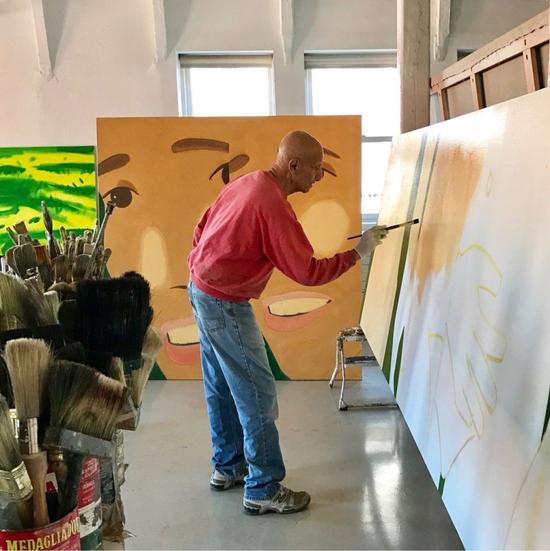 亚历克斯·卡茨在曼哈顿画室作画