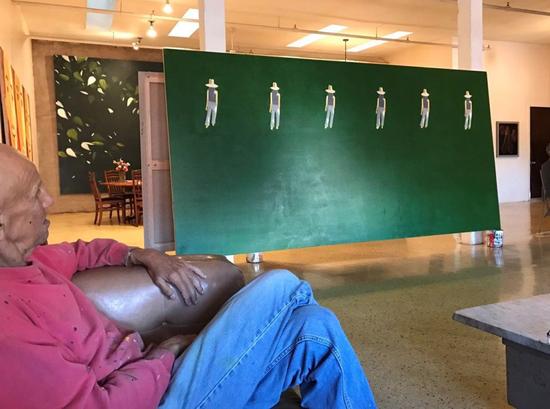 Alex Katz 在观赏自己的新作