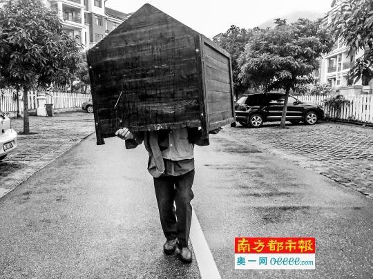 城市隐形人：农民工20年回家4次 城市却难安家