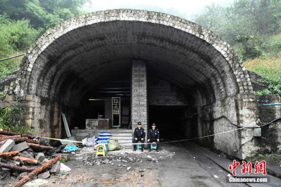 11月2日，重庆金山沟煤矿井口处已拉起警戒线进行封锁。当日，中新网记者从重庆永川金山沟煤矿“10.31”瓦斯爆炸事故应急处置指挥部获悉，最后15名失联矿工遗体已全部找到，搜救工作结束。陈超 摄