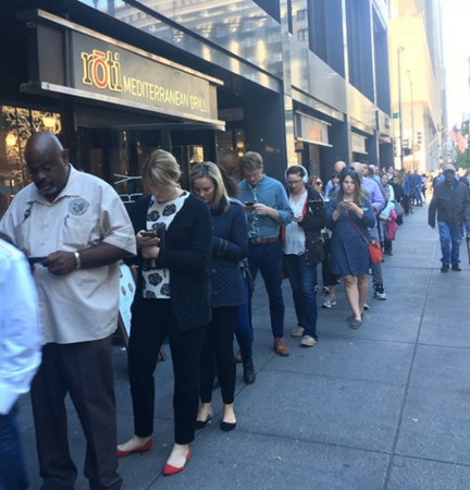 美国大选选民提前投票大排长龙华人身影频现(图)