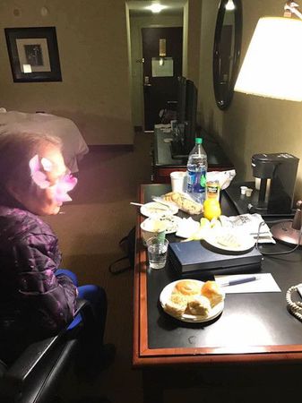 卖掉北京房养只白眼狼?网曝中国妈妈被弃美国机场