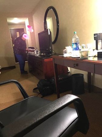 卖掉北京房养只白眼狼?网曝中国妈妈被弃美国机场