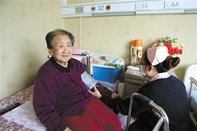 86岁的关淑英大妈在八里庄老年养护院接受精心照料 86岁的关淑英大妈在八里庄老年养护院接受精心照料