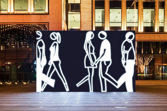 　　朱利安·奥培，《Walking in Shanghai》。2016。临时性公共装置艺术，上海外滩金融中心。?朱利安·奥培；图片由里森画廊及复星艺术中心提供。图片：YHB Studio