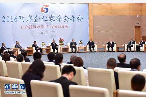 11月7日，由两岸企业家峰会主办的2016年年会在厦门举行大会。中共中央政治局常委、全国政协主席俞正声出席大会并致辞。这是会前，俞正声会见萧万长等两岸参会主要代表。新华社记者 李涛 摄