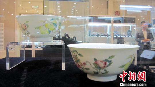 清雍正粉彩瑞果三多暗刻龙纹对碗估价高达1500万至2500万 姜煜 摄 清雍正粉彩瑞果三多暗刻龙纹对碗估价高达1500万至2500万 姜煜 摄