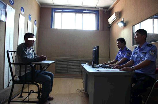 大学门口掏仿真枪抢劫 大学门口掏仿真枪抢劫