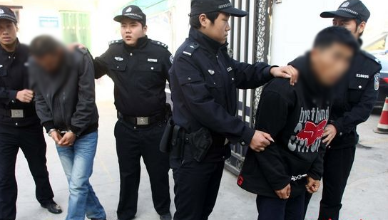 大学门口掏仿真枪抢劫 大学门口掏仿真枪抢劫