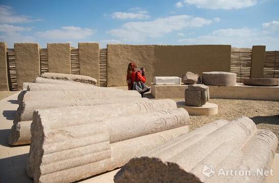 11月3日，一名参观者在重新开放的考姆奥希姆博物馆中参观
