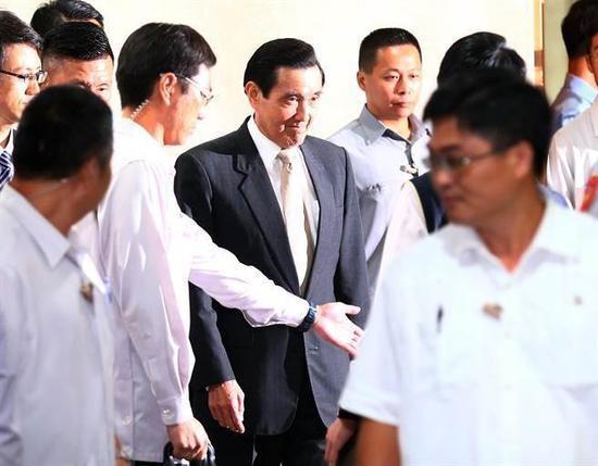 马英九首次以被告身份出庭应诉 神情严肃不认罪