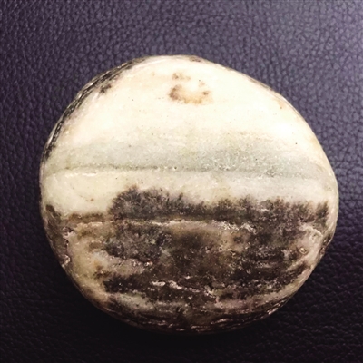 董先生收藏的绘有山水画的小品石