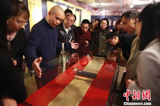 敦煌卷子珍品吸引众多观众，学者正在讲解其中奥妙?！〈麋鳌∩? longdesc=