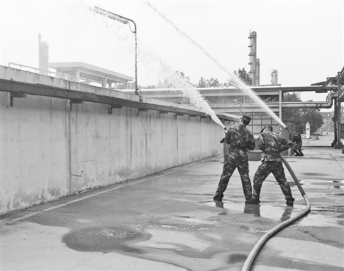 德州支队消防员在华路恒生化工股份有限公司进行消防演练 德州支队消防员在华路恒生化工股份有限公司进行消防演练