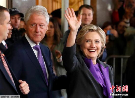 当地时间2016年11月9日，美国纽约，希拉里在家人以及副总统候选人蒂姆-凯恩陪同下现身发表演讲，并承认已致电赢得大选的特朗普。11月9日，美国总统大选结果出炉，共和党候选人特朗普击败民主党候选人希拉里赢得大选，成为第45任美国总统。