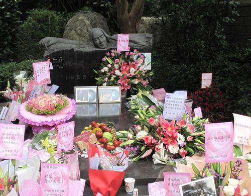 邓丽君墓碑遭毁损 歌迷透露长达17年(图)