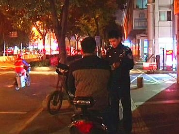 向女友直播喝蟑螂药 向女友直播喝蟑螂药