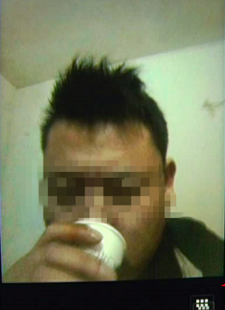 向女友直播喝蟑螂药 被警方找到称:已经吐掉了 向女友直播喝蟑螂药 被警方找到称:已经吐掉了