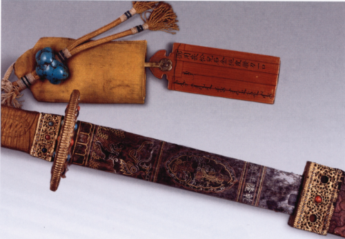 乾隆御用大阅腰刀，带铭文“天字一号”、“炼精”， 《乾隆年製》款。北京故宫博物院藏品