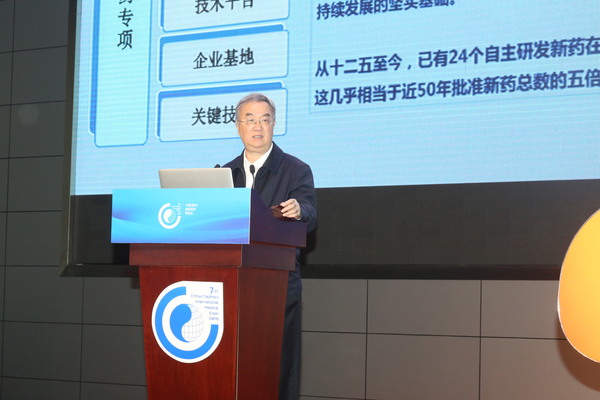 一、十一届全国人大常委会副委员长桑国卫在作主旨发言。摄影　 顾俊 刘燕