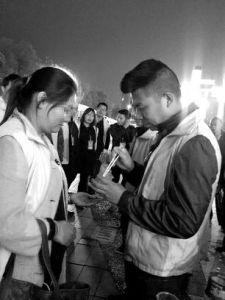 员工被罚当众吃面包虫3 员工被罚当众吃面包虫3