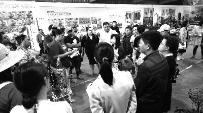 萨摩亚学员参观铁艺生产车间 萨摩亚学员参观铁艺生产车间