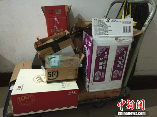 图为被丢弃的包装箱 <a target='_blank' href='http://www.chinanews.com/' >中新网</a>记者 张尼 摄 图为被丢弃的包装箱 <a target='_blank' href='http://www.chinanews.com/' >中新网</a>记者 张尼 摄
