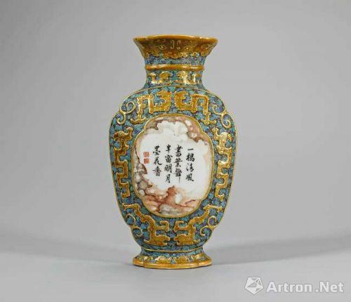 图4 清乾隆 唐英制仿古铜青绿浮雕 夔龙开光石纹釉诗文壁瓶 中贸圣佳秋拍拍品 估价:160万元至200万元