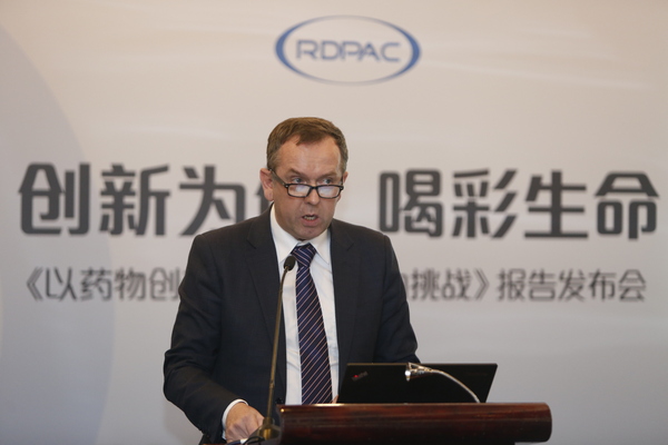 中国外商投资企业协会药品研制和开发行业委员会(RDPAC)执行总裁狄思杰(Mike Dethick)为大家致辞 中国外商投资企业协会药品研制和开发行业委员会(RDPAC)执行总裁狄思杰(Mike Dethick)为大家致辞