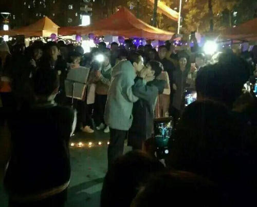 据网友爆料，四川文化传媒职业学院为庆祝双十一“光棍节”，办了一个脱单活动，为那些“单身狗”们提供机会，现场还有两名男生牵手成功。