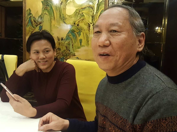 王佑学(右)接受媒体采访 王佑学(右)接受媒体采访