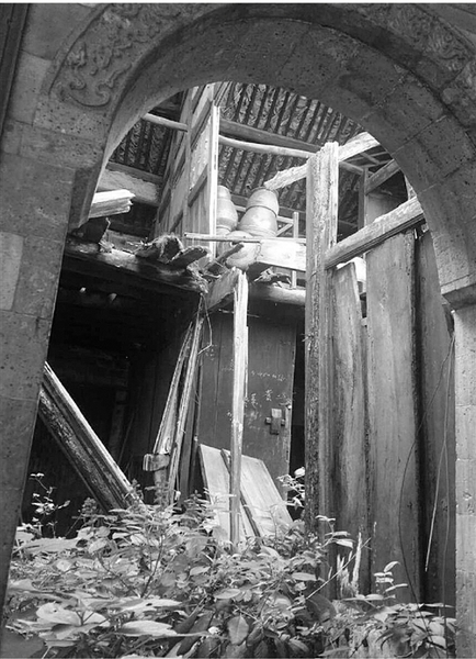 未修缮的三立堂厢房已出现坍塌。