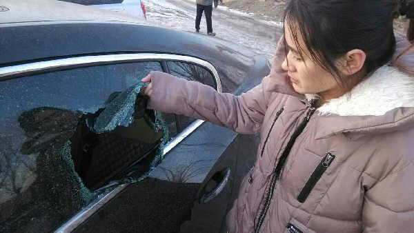 男子砸19车偷走23元2 男子砸19车偷走23元2