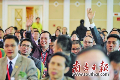 自由发言时间，政协委员争先举手“求发言”。