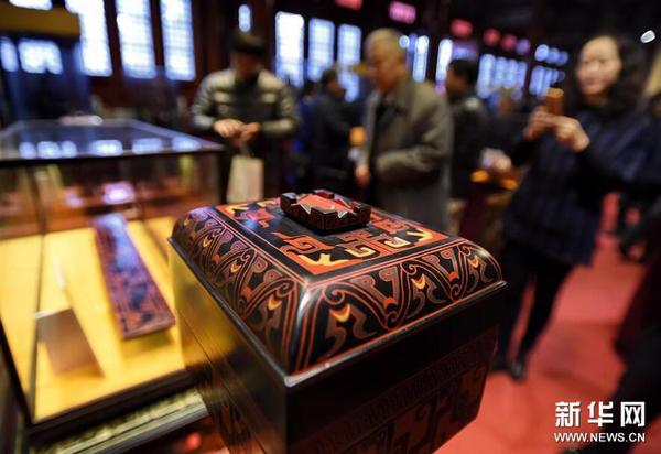 11月13日，观众在参观展出的金漆镶嵌漆艺精品。