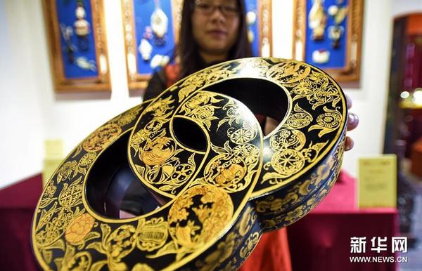 11月13日，北京金漆镶嵌有限责任公司工作人员展示“黑漆描金双圆盒”。